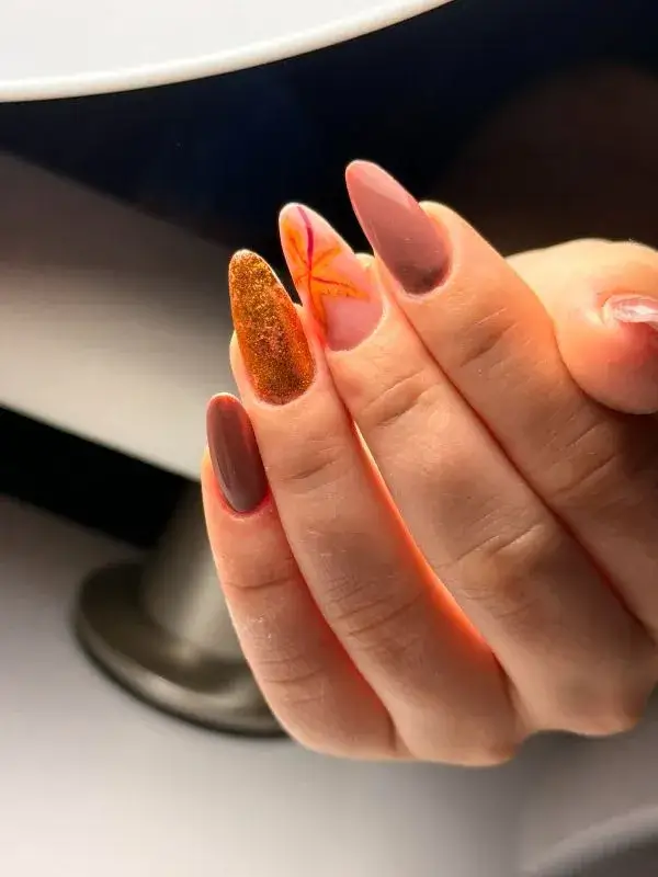 Elegáns bordó gél lakk díszítés - Minimal Nails Mosonmagyaróvár
