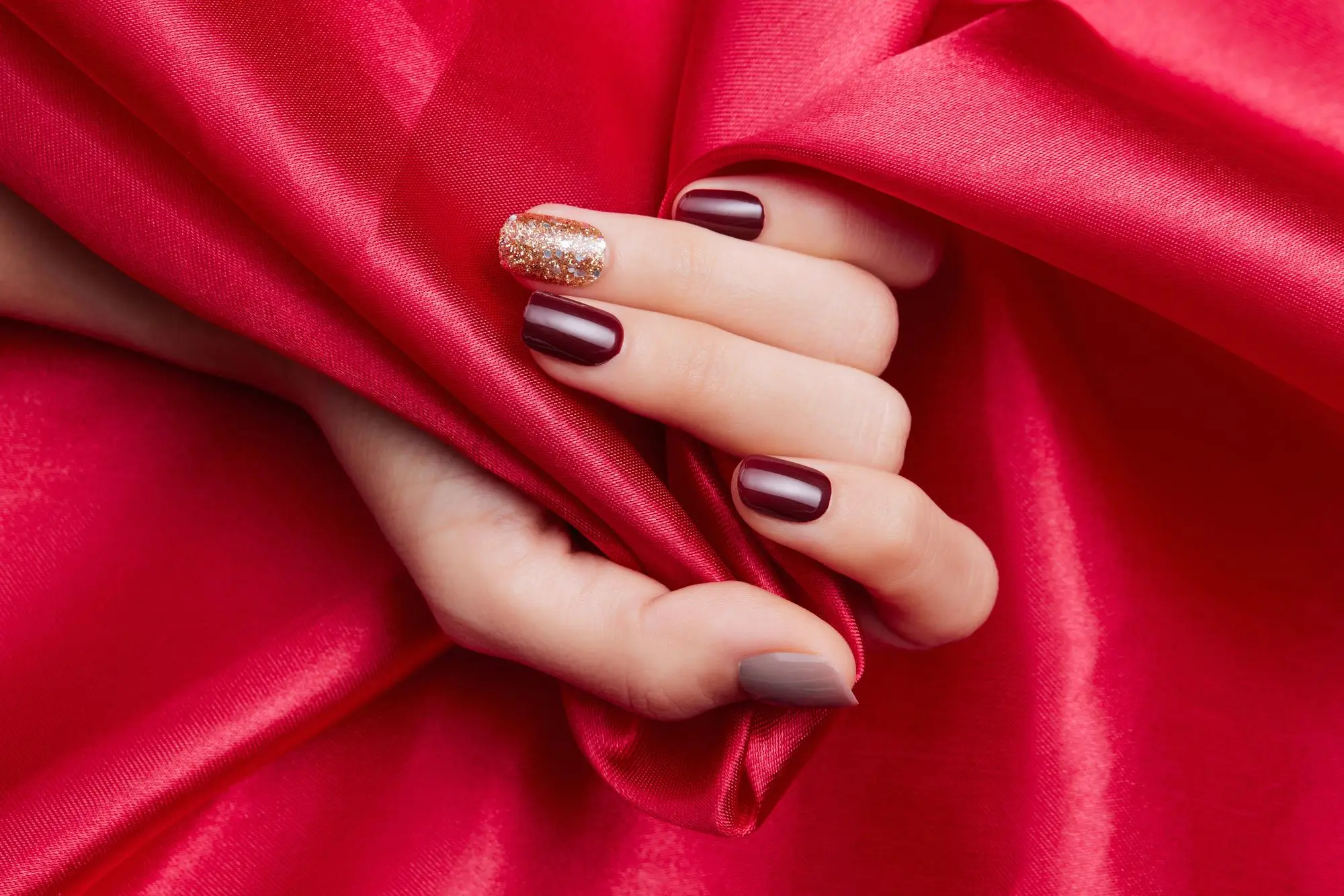 Elegáns bordó gél lakk díszítés - Minimal Nails Mosonmagyaróvár