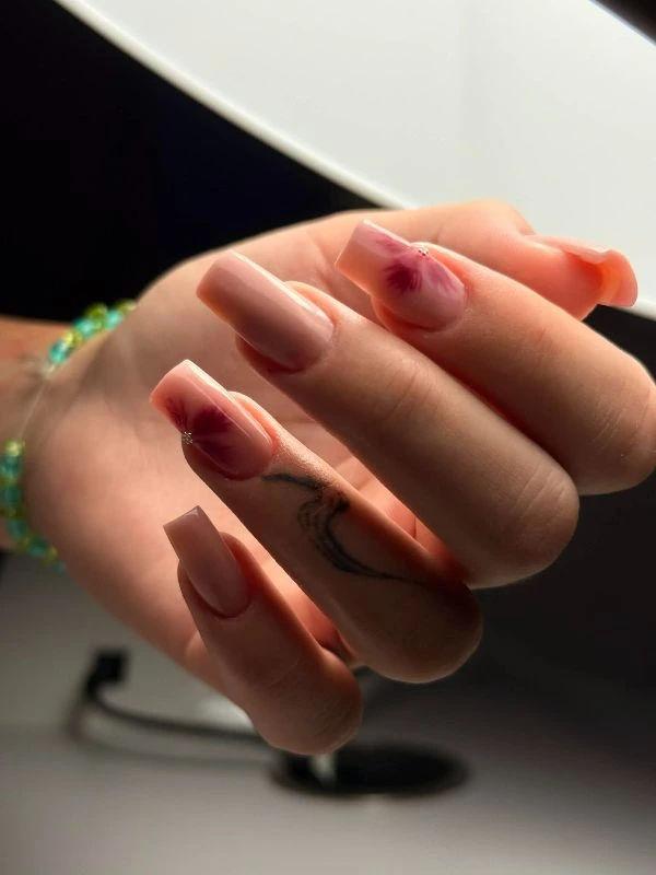 Elegáns bordó gél lakk díszítés - Minimal Nails Mosonmagyaróvár