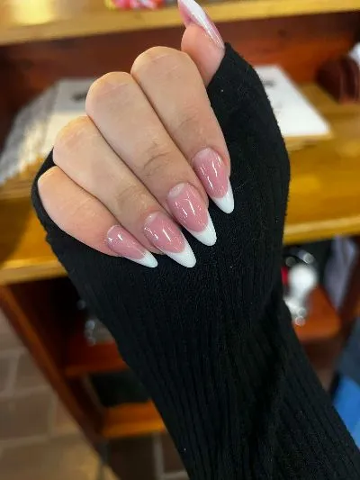 Klasszikus francia manikűr mandula formára építve, tiszta fehér végekkel - Minimal Nails Mosonmagyaróvár