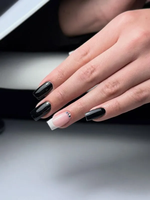 Klasszikus fekete gél lakk manikűr fehér francia gyűrűsujjal és apró kristályköves díszítéssel a körömágynál - Minimal Nails Mosonmagyaróvár